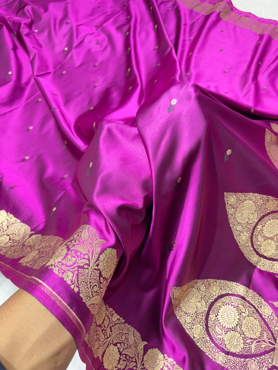 Royal Magenta Shades Floral Booti with Floral Pallu Mashru Silk Saree