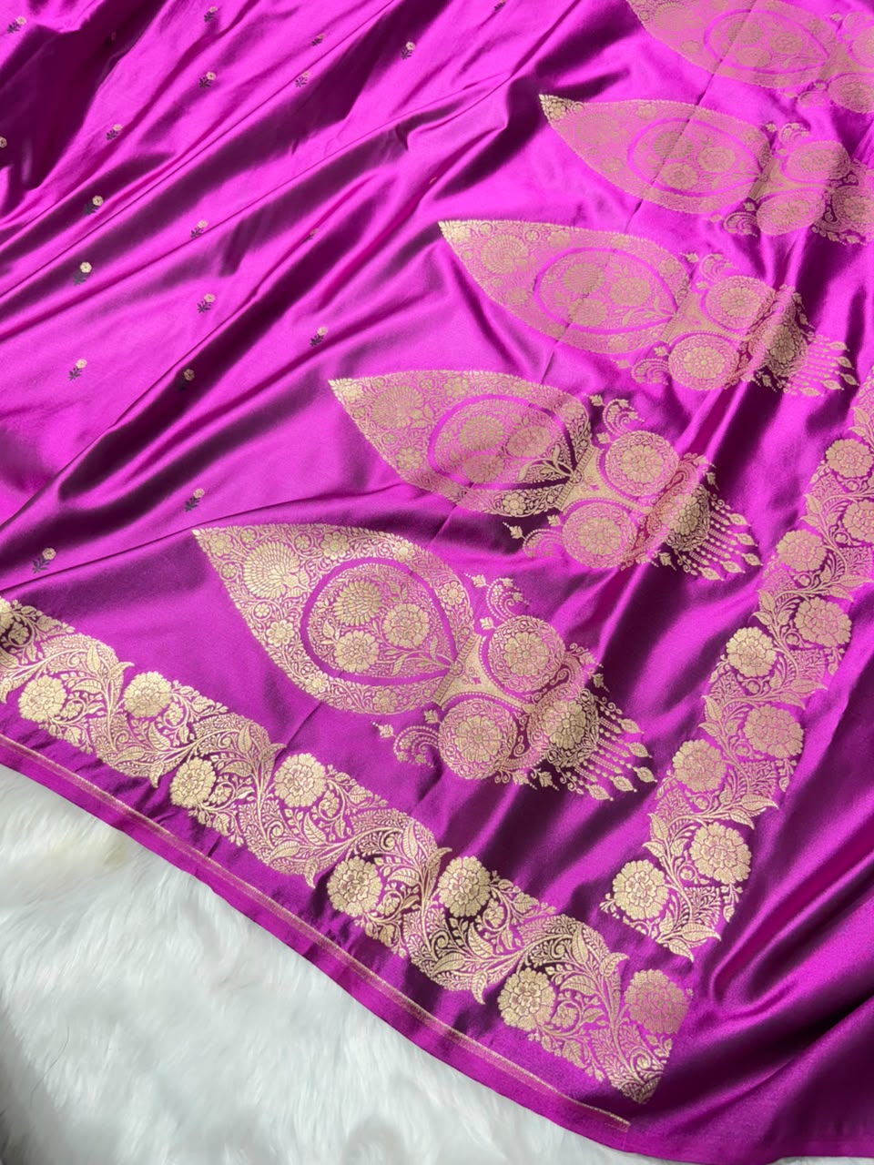 Royal Magenta Shades Floral Booti with Floral Pallu Mashru Silk Saree