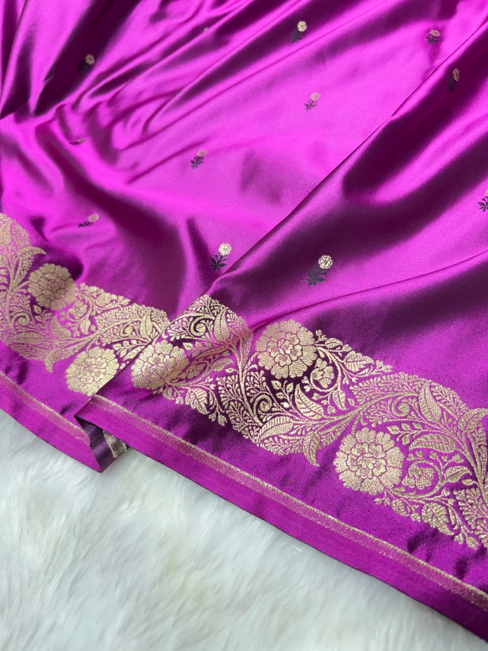 Royal Magenta Shades Floral Booti with Floral Pallu Mashru Silk Saree